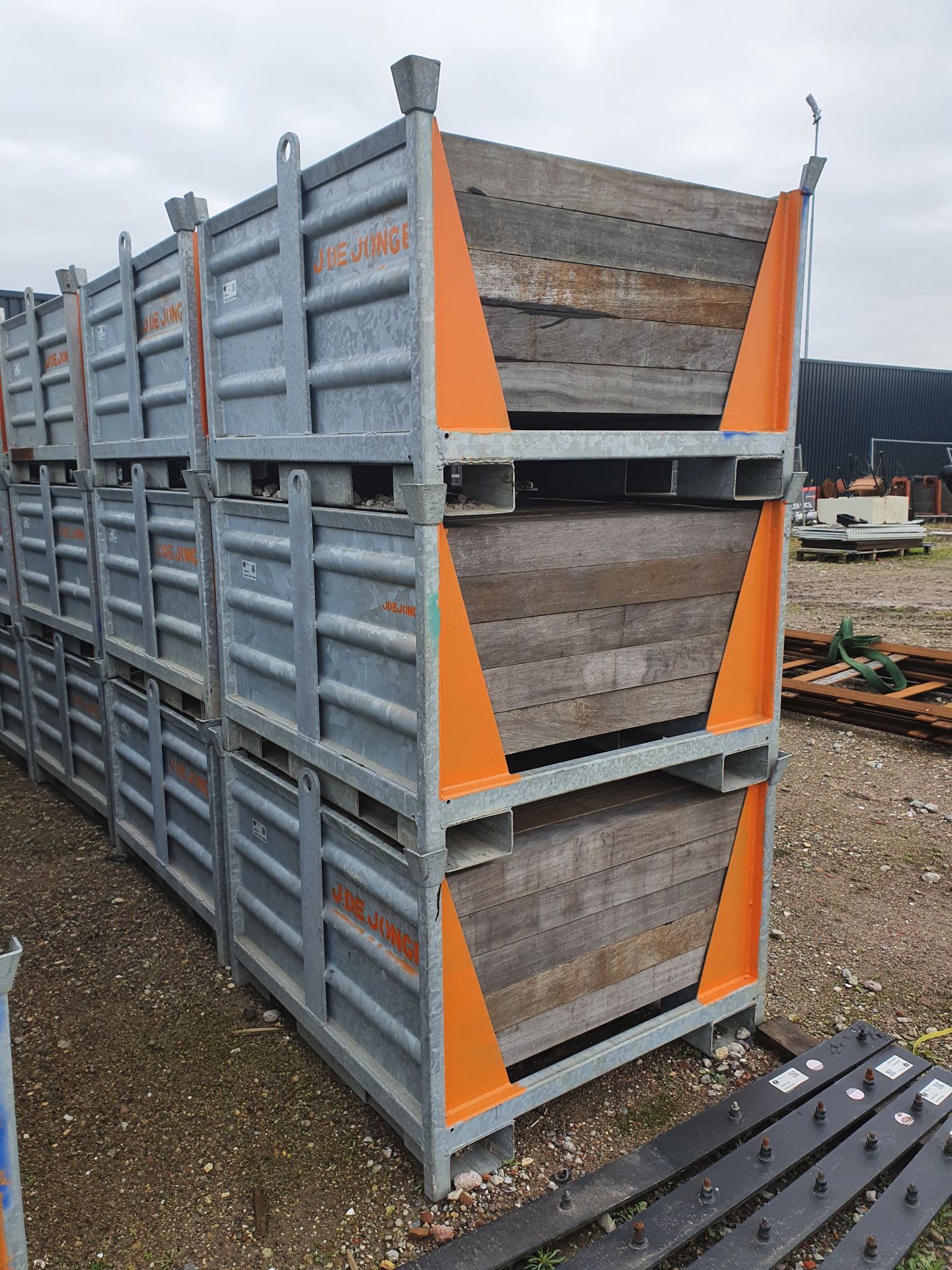 Jacking wood incl. Storage bins